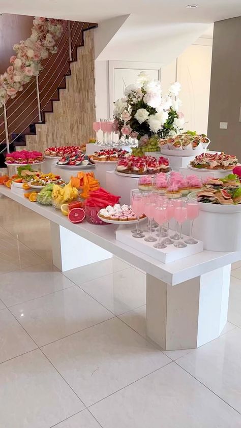 Brunch Mesa, Party Food Bars, Food Display Table, Brunch Party Decorations, Decoration Buffet, Catering Food Displays, Catering Display, Birthday Dinner Party, Garden Small