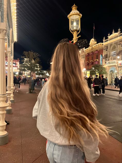 Cute Disneyland Pictures Ideas, Cute Pictures To Take At Disneyland, Pics To Take In Disney World, Disneyland Pictures Aesthetic, Disney Instagram Pictures Ideas, Travel Aesthetic Disney, Pics To Take At Disneyland, Disney Christmas Photo Ideas, Disney Family Aesthetic