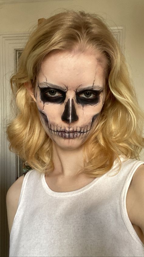 Skeleton Lips Makeup, Gothic Skeleton Makeup, Zombie Makeup Cute, Skeleton Makeup Colorful, Skeleton Clown Makeup, Monster Makeup Easy, Grim Reaper Makeup Female, Skelton Makeup, Ghost Face Makeup