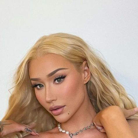 Iggy Azalea on Instagram: "✌️" Iggy Azalea, Iggy Azela Aesthetic, Iggy Izela, Zodiac Meanings, 3 Women, Rap, Outfit Ideas, Money, On Instagram