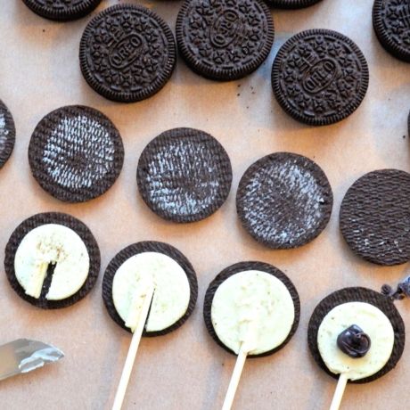 How to make chocolate covered Oreo pops - In Laura's Bakery Oreo Cake Pops Recipe, Holiday Cookie Party, Minion Cookies, Oreo Cake Pops, Oreo Cookie Pops, Easy Halloween Snacks, Make Your Own Chocolate, Cake Pop Recipe, Oreo Pops