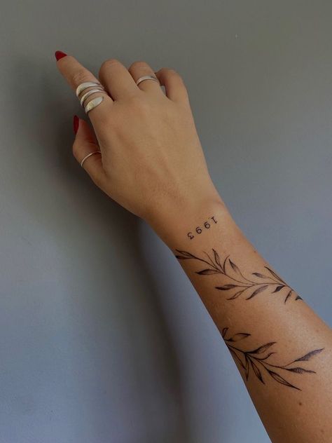 Wrap Around Wrist Tattoos, Tato Minimal, Tato Jari, Around Arm Tattoo, Pola Tato, Wrap Around Tattoo, Bauch Tattoos, Wrap Tattoo, Tato Lengan