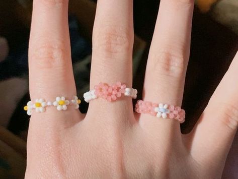 #aesthetic #beads #beadednecklace #beadedbracelet #jewelry #diy #beadkit #diyjewelry #necklace #bracelet #rings #beadrings #flower #ringideas #beadideas Bead Ring Patterns, Cincin Diy, Kalung Manik-manik, Bracelets Making, Pola Manik, Diy Beaded Rings, Gelang Manik-manik, Pola Gelang, Gelang Manik