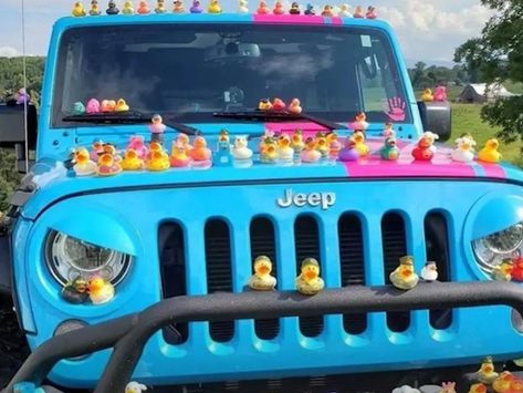 Ever Notice a Jeep With Rubber Ducks on the Dashboard? This Is What It Means - NewsBreak Jeep Ducks On Dash, Ducked Jeep, Types Of Jeeps, Jeep Ducks, Safety Gadgets, Jeep Shirts, Cars Jeep, Jeep Brand, Dashboard Car