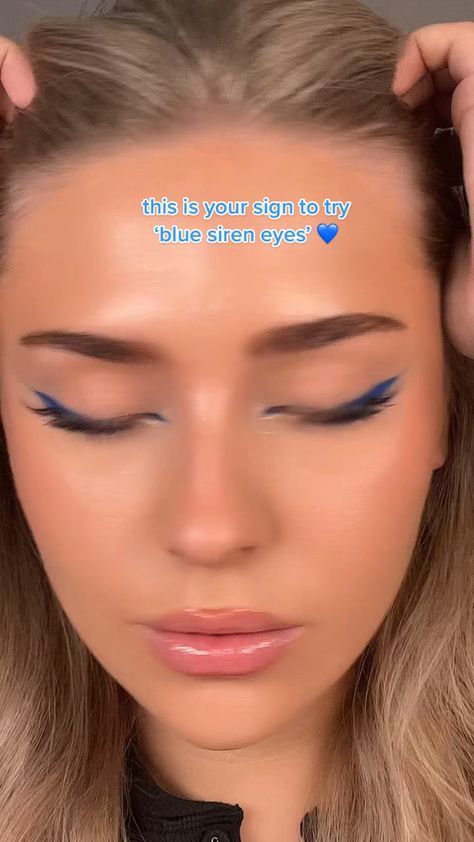 Blue Eyes Liner, Blue And Green Eyeliner, Blue Eyeliner Design, Blue Mascara Makeup Ideas, How To Use Blue Eyeliner, Eye Makeup Blue Eyeliner, Blue Makeup Green Eyes, Blue Eyeliner Looks Simple, Cobalt Blue Eyeliner