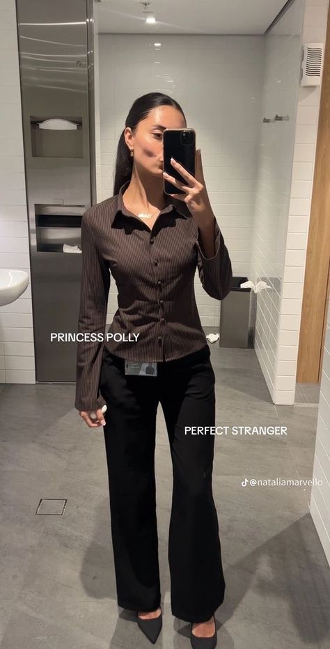 Chic Womens Work Outfits, Pin Skirt Outfits Work, Super Casual Business Outfits, Tailor Trousers Outfit, Coprate Girl Outfits, Office Outfits Women Corporate, Rich Outfits Classy Work, Girly Work Outfits Casual, Business Casual Club Outfits