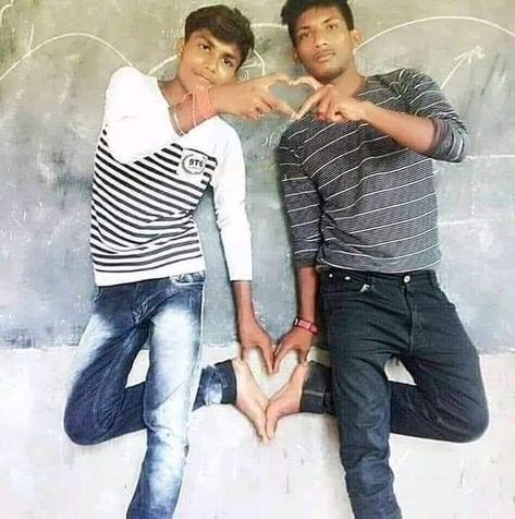 Funny Group Pictures, Funny Group Photos, Funny Couple Poses, Orang India, Workplace Memes, Group Picture Poses, Indian Funny, Funny Poses, Couple Poses Reference