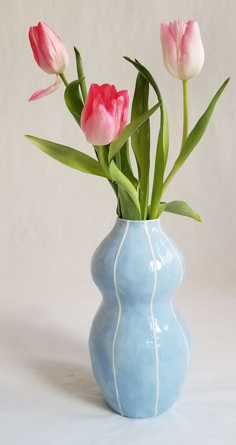 Pottery Vase Blue, Clay Vase Shapes, Abstract Vases Ceramic Pottery, Flower Pots Pottery, Ceramic Vase Painting Ideas Diy, Different Vase Shapes, Funky Flower Vase, Ceramic Vase Flowers, Painted Ceramic Vase Ideas