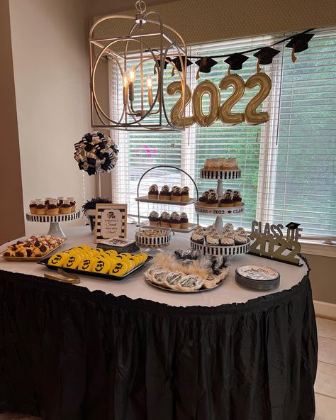 Grad Desert Tables, Outside Party Table Decor, Desert Station Ideas, Grad Party Cookie Table, Grad Desert Table, Graduation Party Essentials, Grad Party Snack Table, Grad Party Candy Table, Sweets Table Graduation Party