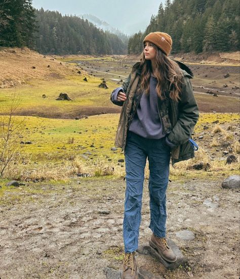 Work Outdoor Outfit, Winter Homestead Outfit, Hiking Outfit Women Aesthetic, Mid Size Outdoor Outfits, Hiking Chic Outfits, Mountain Aesthetic Clothes, Quiet Outdoor Fashion, Whistler Outfit Summer, Feminine Camping Outfit