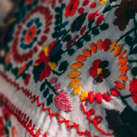 Couture, Natal, Peruvian Embroidery Pattern, Mexican Embroidery Pattern Free, Mexican Floral Embroidery, Spanish Embroidery Patterns, Mexican Otomi Embroidery, Embroidery Mexican Pattern, Traditional Mexican Embroidery Patterns