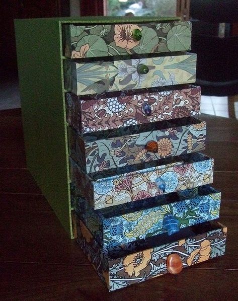 les pdfs des pas a pas ... - Cartonnage et compagnie !!! Cartonnage Boxes, Decoupage Drawers, Decorative Paper Crafts, Cardboard Organizer, Carton Diy, Cardboard Dollhouse, Úložný Box, Diy Storage Boxes, Search Pins