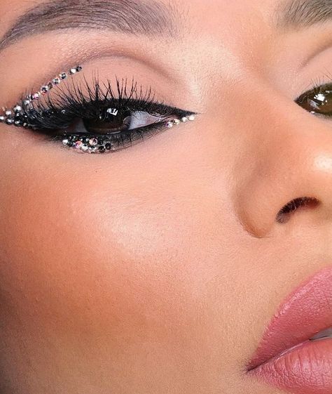 Fancy Eyeliner Looks, Make Up With Crystals Eye Makeup, Rhinestone Makeup Eyeliner, Eyeliner Glitter Makeup, Amazing Eye Makeup, Rhinestone Eyeliner Makeup, Makeup With Rhinestones Simple, Graphic Eyeliner With Rhinestones, Euphoria Simple Makeup