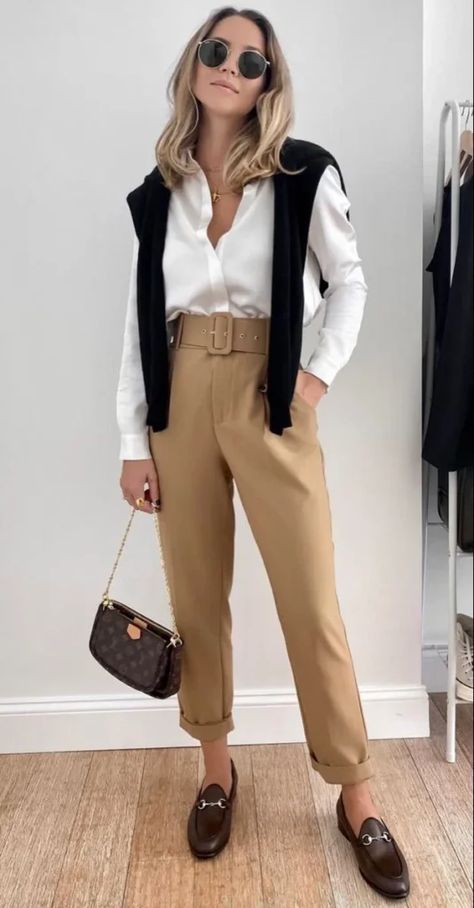 What Are Business Casual Outfits for Women? Best Smart Casual Outfits in Summer 2024 33 Semi Casual Winter Outfits, Interior Designer Outfits Woman, Effortless Office Outfits, Beige Slacks Outfit, Look Casual Chique, Khaki Pants Outfit Women Work, Shorts Business Casual, Smart Casual Work Outfit, Casual Work Outfits Women