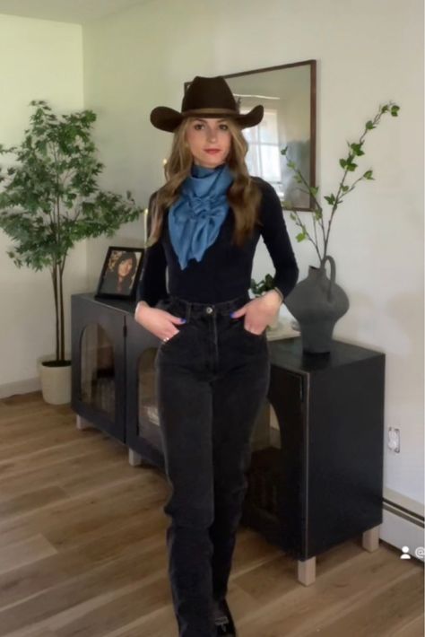 Womens Western Fashion Country, Western Funeral Outfit For Women, How To Dress Like A Cowgirl, Cowboy Outfits Women, Cowboy Women Outfits, Girl Cowboy Outfit, Cute Cowboy Outfits For Women, Cowgirl Fashion Outfits, All Black Western Outfit