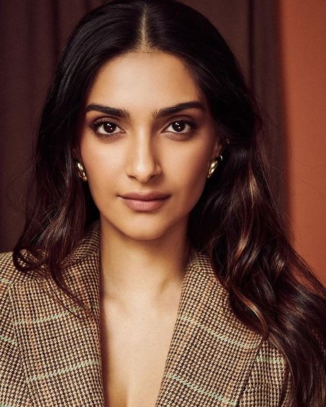 Sonam A Kapoor (@sonamkapoor) • Instagram photos and videos Bollywood Fashion, Sonam Kapoor, Actresses, Artist Management, Instagram Makeup, Diva, Photo And Video, Instagram Photos, Instagram Photo