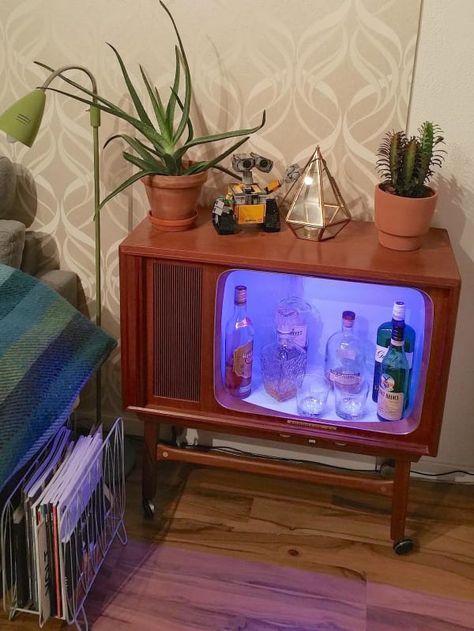 Quirky Flat Decor, Cool Vintage Furniture, Flat Ideas Living Room, Cool Unique Room Ideas, Alternative Decor Home, Retro Tv Bar, Tv Cabinet Vintage, Art For Tv Screen, Antique Diy Projects