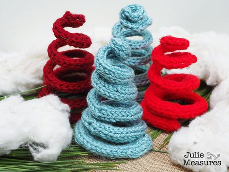 Natal, Knitting Icord, Crochet Christmas Trees Free, Knit Christmas Tree, Crochet I Cord, Christmas Knitting Projects, Knitted Heart Pattern, Knitted Christmas Decorations, Christmas Tree Forest