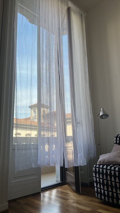 Milan Apartment Aesthetic, Milano Apartment, Europe Apartment, Italian Apartment, Chav Outfits, Milan Apartment, Student Apartment, Apartment Aesthetic, Insta Story