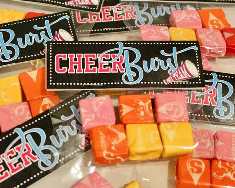 Cheer Snacks Ideas Goodie Bags, Cheer Gifts For Team Goody Bags, Cheerleading Treats, Cheerleading Snacks, Cute Cheer Gifts, Cheer Swag, Cheerleading Team Gifts, Cheer Snacks, Cheer Treats