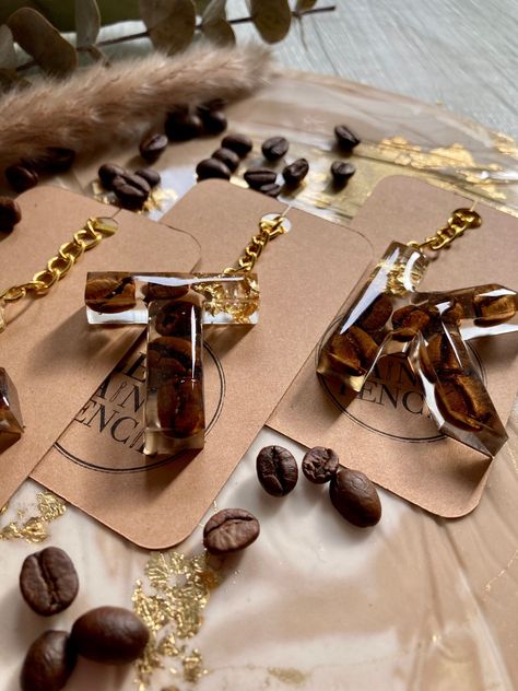 Resin With Coffee Beans, Diy Resin Keychain Ideas, Epoxy Keychain Ideas, Resin Keychain Ideas, Coffee Resin, Epoxy Resin Keychains, Small Gift For Friends, Diy Resin Gifts, Diy Resin Phone Case