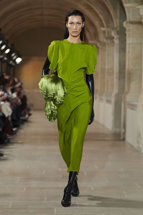 Victoria Beckham SS23 Bella Hadid green dress Couture, Haute Couture, Bella Hadid Green Dress, Victoria Beckham Stil, Green Runway, Best Cocktail Dresses, Green Dress Outfit, Lime Green Dress, Jeans Trend