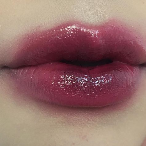@nadineartistry on Instagram: “Diffused, glossy lips using 〰 @limecrimemakeup velvetines in saint & wicked @katvondbeauty liquid lipstick in witches @glossier lip gloss…” • Instagram Smudged Lipstick Look, Smudged Lipstick Aesthetic, Blurred Lipstick, Lollipop Lipstick, Berry Lip Makeup Look, Draculaura Nails, Blurred Lips, Smudged Lipstick, Draculaura Makeup