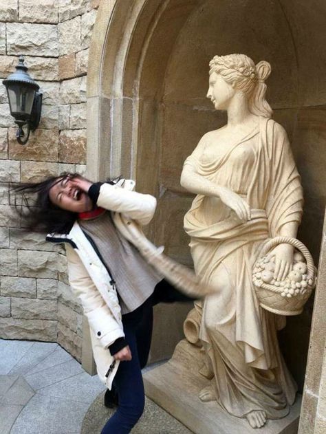 The Statues Are Fighting Back! Riverdale Meme, Fun With Statues, Funny Statues, Arte Pin Up, Funny Poses, 웃긴 사진, Memes Humor, صور مضحكة, Cartoon Jokes