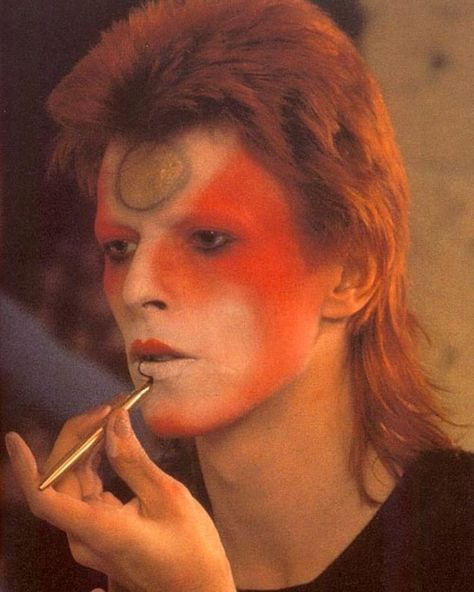 Sailor on Instagram: “#bowie #davidbowie #starman #fashion #music #bowieforever #70s #glam #rock” David Bowie Makeup, Modern Mullet Haircut, Mode Disco, Bowie Ziggy Stardust, David Bowie Ziggy Stardust, 70s Glam, David Bowie Ziggy, Mullet Haircut, Jerry Seinfeld