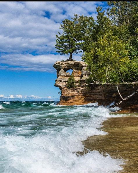 Pictured Rocks National Lakeshore In Michigan, USA Nature, Picture Rocks Michigan, Pictured Rocks Michigan, Rockford Michigan, 2024 Travel, Pictured Rocks, Pictured Rocks National Lakeshore, 2024 Mood, Michigan Usa