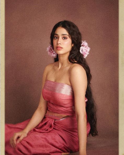 Foreign Celebrities, Retro Saree Look, Retro Saree, Jhanvi Kapoor, Janhvi Kapoor, Self Portrait Poses, Indian Photoshoot, Saree Photoshoot, Indian Aesthetic