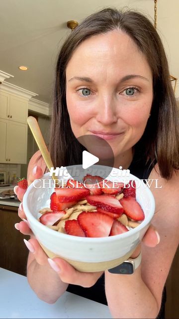 Brittany Mullins on Instagram: "I have been obsessed with making HIGH PROTEIN YOGURT BOWLS (I literally have one almost every day 💪🏼). So I had to try making a strawberry cheesecake version (without the SF pudding mix 🥴) and let me tell you… it’s delish!   Here is how to make it:  · 1 (5 oz) container of @siggisdairy low sugar vanilla yogurt · 1/2 cup @good_culture cottage cheese (I used low fat) · 1/2 cup @catalinacrunch Cinnamon Toast · 5 medium strawberries  1️⃣ Add your yogurt and cottage cheese to a bowl and mix well.  2️⃣ Top with Catilina Crunch and Strawberries and enjoy!   Macros: 270 cals, 9g fat, 24g carbs, 10g fiber, 32g protein  #highproteinyogurtbowl #cottagecheese #highproteindiet #yogurtbowl #strawberrycheesecake #highproteinsnack" Cottage Cheese Pudding Cheesecake, Toppings For Cottage Cheese, Cottage Cheese Strawberry Cheesecake, Cottage Cheese And Strawberries, Cottage Cheese Fruit Bowl, Yogurt Protein Bowl, High Fiber High Protein Meals, Cottage Cheese Toppings, Protein Yogurt Bowls