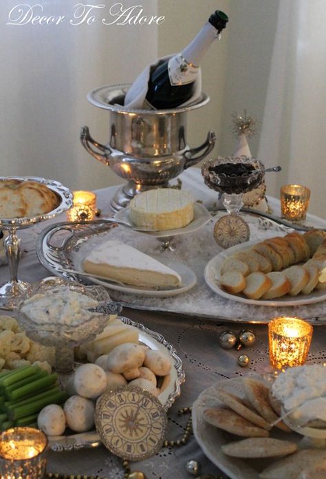 bonne annee Parisian New Year's Eve Party Silver Plate Table Setting, Party Set Ups Ideas, French Style Table Setting, Champagne Table Setting, Parisian Table Setting, Silver Table Setting, Elegant Buffet, Pretty Presentation, Cheese Table