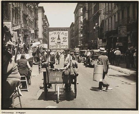 From oysters to falafel: The complete history of street vending in NYC | 6sqft Vintage New York, Lower East Side Nyc, Nyc Pics, Nyc History, New Yorker Covers, Century City, Nyc Photography, Lower East Side, Female Photographers