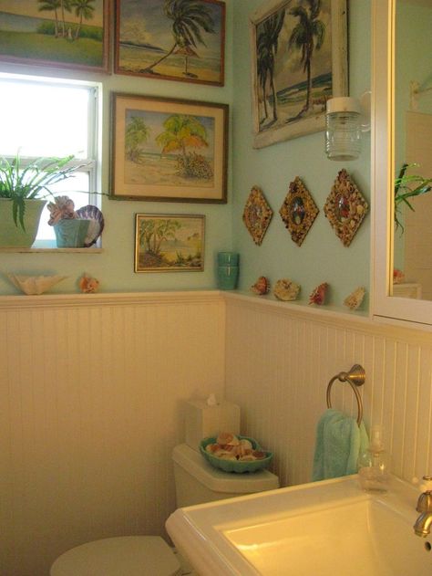 L Old Florida Decor, Beach Cottage Style Decor, Coastal Style Bathroom, Cottage Bedroom Decor, Vintage Beach Decor, Country Home Exterior, Daisy Cottage, Dining Room Wainscoting, Florida Decor