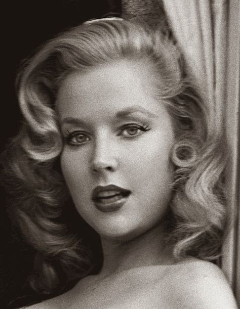 Retro Hairstyles, Betty Brosmer, 1950s Hairstyles, Retro Beauty, Blonde Bombshell, Jolie Photo, Vintage Pinup, Pin Up Style, Vintage Hollywood