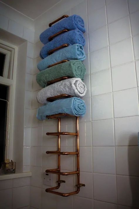 Towel storage in a small bathroom - DIY Copper pipe towel rail. Check out our post for more ideas! Diy Bathroom Storage Ideas, Bathroom Towel Storage, Bathroom Storage Solutions, Diy Space, Diy Bathroom Storage, Copper Diy, Pipe Furniture, Towel Storage, Clever Storage Solutions