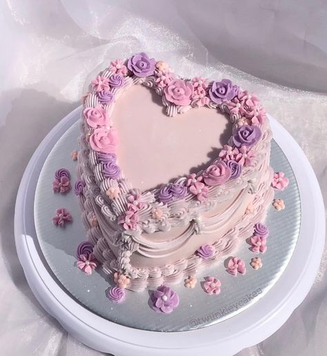 Cottagecore Cake, Bolo Vintage, Purple Cakes Birthday, Heart Shaped Cake, Vintage Birthday Cakes, Bolo Barbie, Idee Babyshower, Pastel Cakes, Purple Cakes