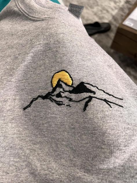 Tela, Embroidery Clothes Sweatshirts & Hoodies, Summer Embroidery Designs Shirts, Men’s Embroidered Sweatshirt, Sweatshirt Hand Embroidery, Embroidery Sweatshirt Diy, Sweatshirt Embroidery Diy, Embroidered Sweatshirt Ideas, Diy Embroidered Sweatshirt