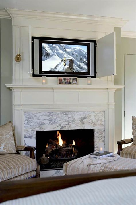 photo - Gordon Beall - Traditional Home - how to hide the TV over fireplace - Meredith Vieira home Hide Tv Over Fireplace, Tv Above Fireplace, Above Fireplace, Tv Over Fireplace, Panel Tv, Noise Maker, Hidden Tv, Fireplace Remodel, 아파트 인테리어