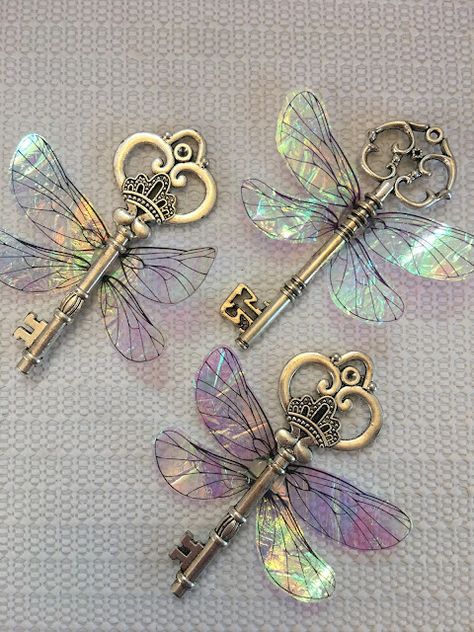 Harry Potter Tutorial, Flying Keys Harry Potter, Keys With Wings, Skeleton Key Crafts, Harry Potter Flying Keys, Key Mobile, Flying Keys, Steampunk Diy Crafts, Key Diy