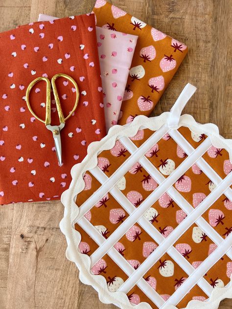 Cutest Lattice Pie Pot Holder Ever Pie Pot Holder, Lattice Pie, Fall Sewing Projects, Fall Sewing, Sewing Machine Projects, Small Sewing Projects, Christmas Sewing, Diy Sewing Projects, Sewing Projects For Beginners