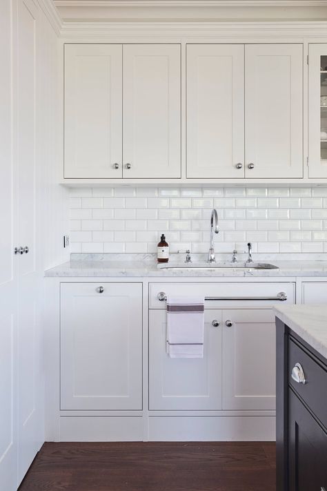 Beveled Subway Tiles with Chrome Hardware and Marble Worktops This is an additional example of a conventional kitchen with gentle, clean lines and a monochromatic color palette. Chrome Kitchen Hardware, White Laminate Countertops, Beveled Subway Tile Backsplash, Swallow Nest, White Beveled Subway Tile, Bevelled Tiles, White Tile Kitchen Backsplash, White Shaker Kitchen Cabinets, Marble Tile Backsplash