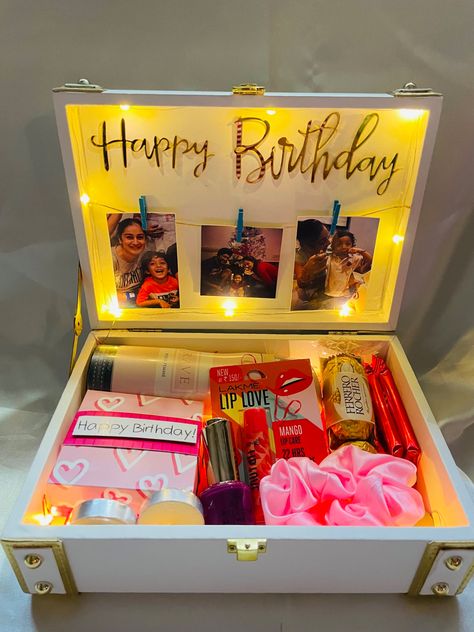 Trunk Hamper Ideas, Gift Hamper Ideas For Birthday, Diy Birthday Hamper Ideas, Birthday Gift Hamper For Best Friend, Birthday Box Ideas For Mom, Birthday Gift For Roommate, Hamper Ideas For Best Friend, Hamper Box Decoration Ideas, Birthday Hampers For Him