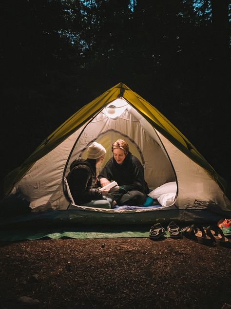 Couples Hike Aesthetic, Tent Camping Aesthetic Couple, Travel Date Aesthetic, Outdoors Couple Aesthetic, Camping Couple Goals, Couple Hike Aesthetic, Date Ideas Aesthetic Winter, Couple Camping Photos, Hiking Aesthetic Couple