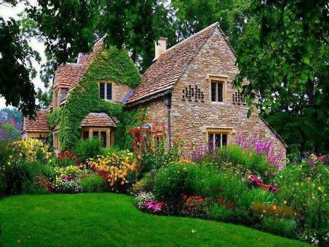 English cottage English Cottages, English Cabin, Cottages England, Old English Cottage, Case In Stile Country, Cotswold Cottage, Stone Cottages, Garden Border, Storybook Cottage