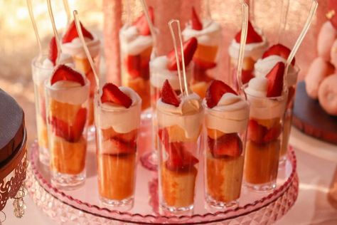 Rose Gold Party Food Ideas, Rose Gold Food Ideas, Rose Gold Party Food, 25th Birthday Brunch Ideas, Rose Gold Bday Party Ideas, Rose Gold Birthday Ideas, Rose Theme Baby Shower Ideas, Pink And Rose Gold Baby Shower Ideas, Big Sweet 16 Party Ideas