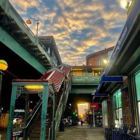 From The Bronx on Instagram: ""Bronx sunsets are amazing 🌅" Simpson St Station. The Bronx, USA. PHOTO: @jmunizphotography_ . . . #regram #thebronx #bronx #fromthebronx #fromthebronxtotheworld #thebronxdoesitbetter #iamthebronx #wearethebronx #nycgo #seeyourcity #thebronxnyc #thebronxusa #thisisnewyorkcity #trueyorkcity #simpsonst #sunsets #jmunizphotography #subway #mta #mtanyctransit #2train #5train" The Bronx Aesthetic, Bronx Aesthetic, Bronx History, Nyc Shoot, Shameless Dr, Dining Room Decoration, Bronx Nyc, Random Places, The Bronx New York