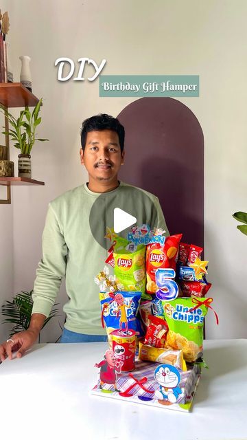 617K views · 35K likes | Biswajit Boruah on Instagram: "Snacks gift hamper for kids✨ . Easy birthday gift hamper  . . #reels #diy #birthday #giftideas #fyp #explore #explorepage" Diy Birthday Hamper For Her, Diy Food Hamper, Chocolate Diy Gifts Ideas, Snacks Basket Gift, Chocolate Gift Hamper Ideas, Snack Hampers Idea, Kids Hamper Ideas, Birthday Hampers For Kids, Diy Gift Hamper Ideas