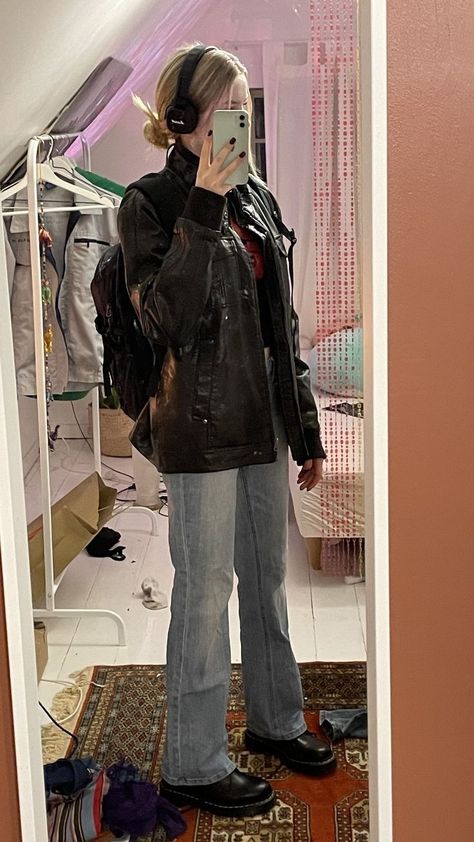 Fits With Low Doc Martins, Do Martins Outfit, Aesthetic Outfits With Leather Jacket, Grunge Leather Outfits, Doc Martins Fit, Headphone Aesthetic Outfit, Leather Jacket School Outfit, Jeans With Leather Jacket Outfit, Fall Outfits With Leather Jackets